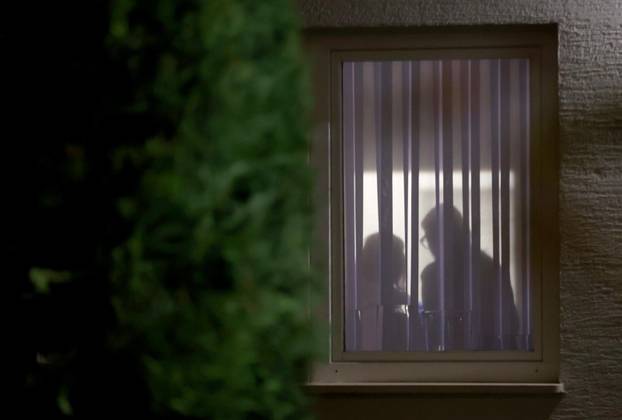 Dolazak inspektora u kuću Andrije Mikulića koji je uhićen u akciji USKOK-a