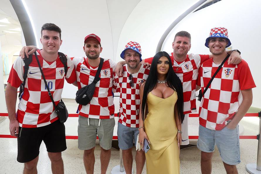 KATAR 2022 - Djevojka zanimljivog izgleda zasjenila navijače u kockastim dresovima