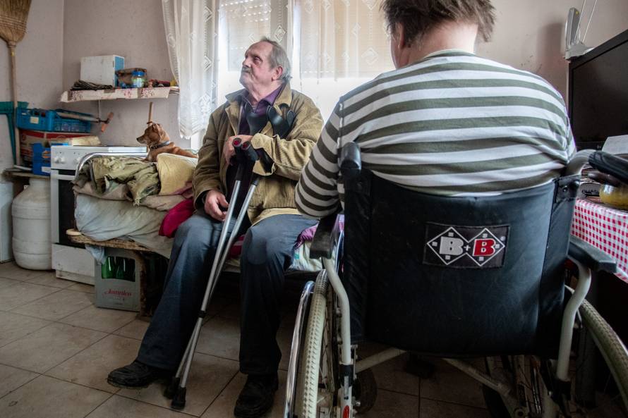 I tata i sin ostali bez obje noge: 'Trebaju nam novi krov i kolica'