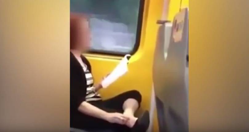 Žena je šokirala putnike: Čitala je u vlaku i jela kožu sa stopala