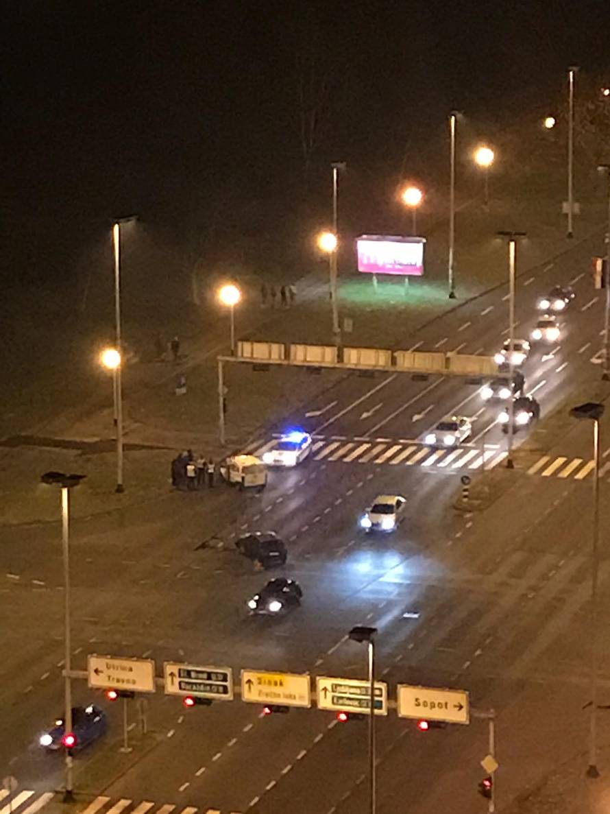 Nesreća u Zagrebu: Sudarili se auti, jedan završio na krovu
