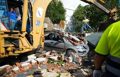 VIDEO Apokaliptične scene u Španjolskoj: Tornardo poharao grad, ulice plivaju pod vodom