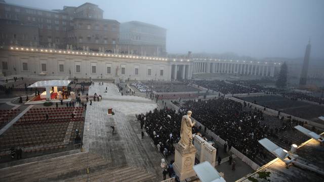 Papa Franjo u Bazilici svetog Petra  predvodi misu uoči sprovoda Benedikta XVI