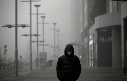 Grad se ne vidi od zagađenog smoga: 'Nemojte  izlaziti van'