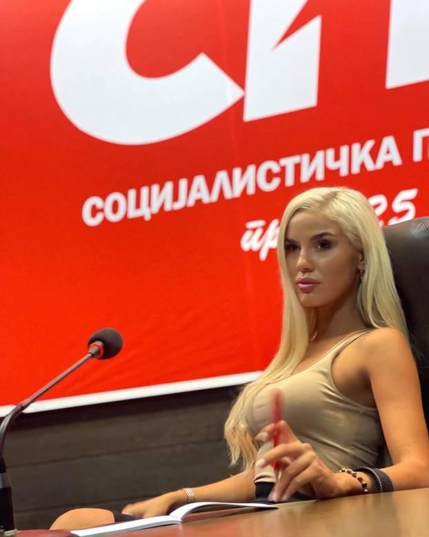 FOTO Obožava Vučića i Putina. Srpska političarka: Ružni bi da se politikom bave samo gabori!'