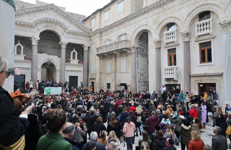 Splićani odali počast Balaševiću pjevajući njegove pjesme na Peristilu