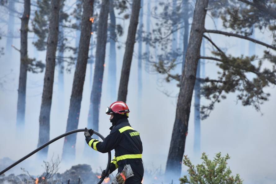 Evakuirali stanovnike sela kod Drniša: 'Ovo je velika nesreća'