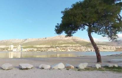 Aktivisti tvrde: Ljudi se kupaju na plaži u Solinu, a ne znaju da je puna opasnoga azbesta
