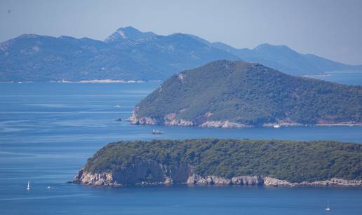 Fekalnim vodama onečišćeno je more na plaži na otoku Koločep