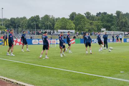 VIDEO 'Vatreni' treniraju, a pet tisuća ljudi ih gleda! Pogledajte čudesnu atmosferu iz Njemačke