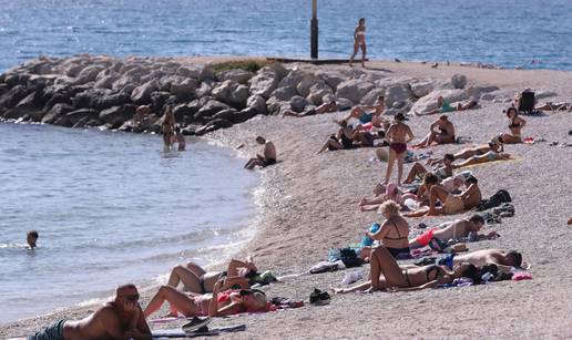 Ma kakva jesen?! Drugi je dan listopada, a plaže u Dubrovniku i Splitu nakrcane su kupačima