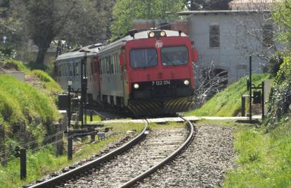 Ženu udario vlak na peronu u Zaboku, lakše je ozlijeđena