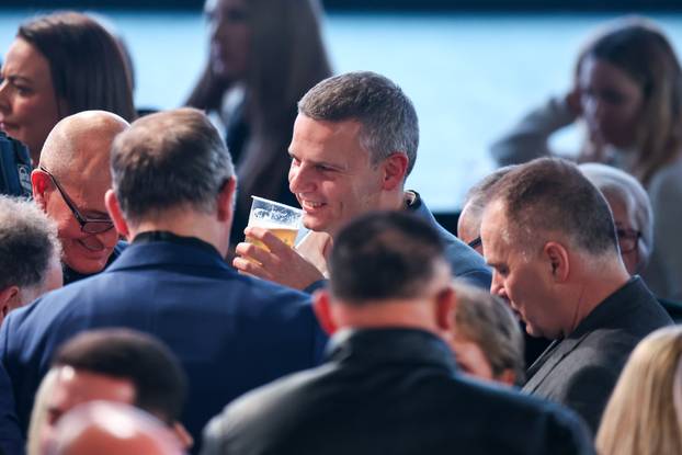 Zagreb: Slavlje u izbornom stožeru Zorana Milanovića nakon rezultata prvih izlaznih anketa