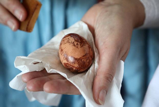 Bojanje Uskršnjih jaja na način kako su to radili naši stari