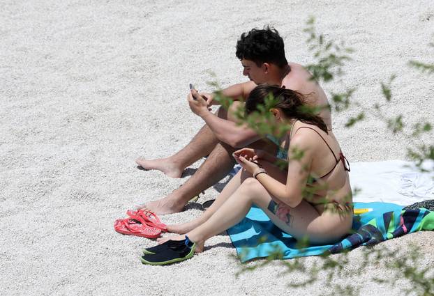 Na šibenskoj plaži Banj nekoliko osoba se sun?a