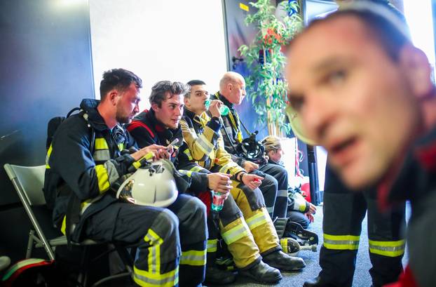 Zagreb: Vatrogasci pod punom opremom pretrčali 666 stepenica u humanitarne svrhe