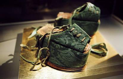 J. Koreja: Policija izložila 1720 pari ukradenih cipela