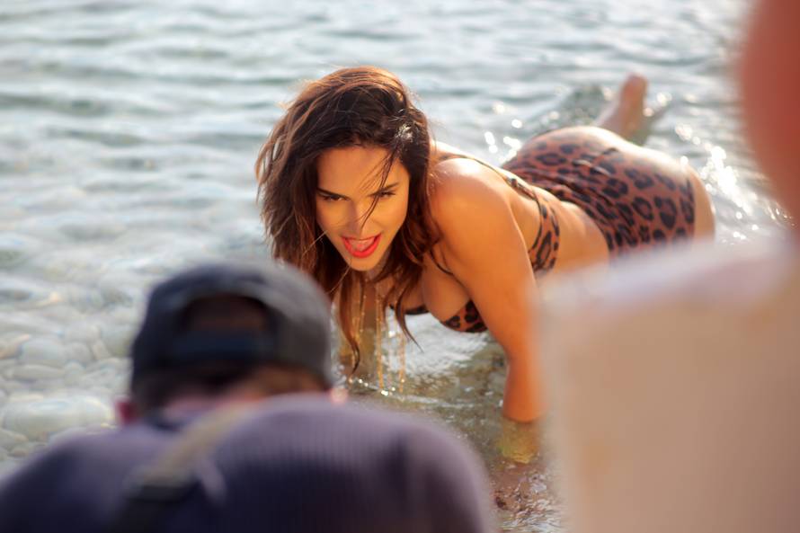 Novi hit: Zavrtjet će vam se  u glavi zbog seksi Lane u badiću