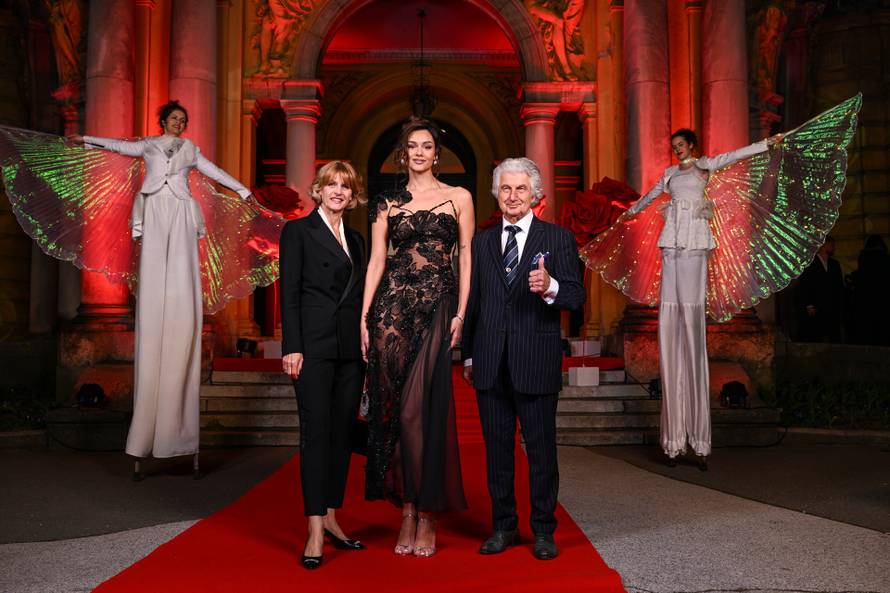 Zagreb: Dolazak uzvanika na dodjelu medijske nagrade "Večernjakova ruža" u Hrvatskom narodnom kazalištu