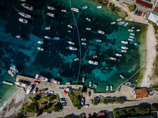 Fotografije iz zraka onečišćenja mora na Hvaru