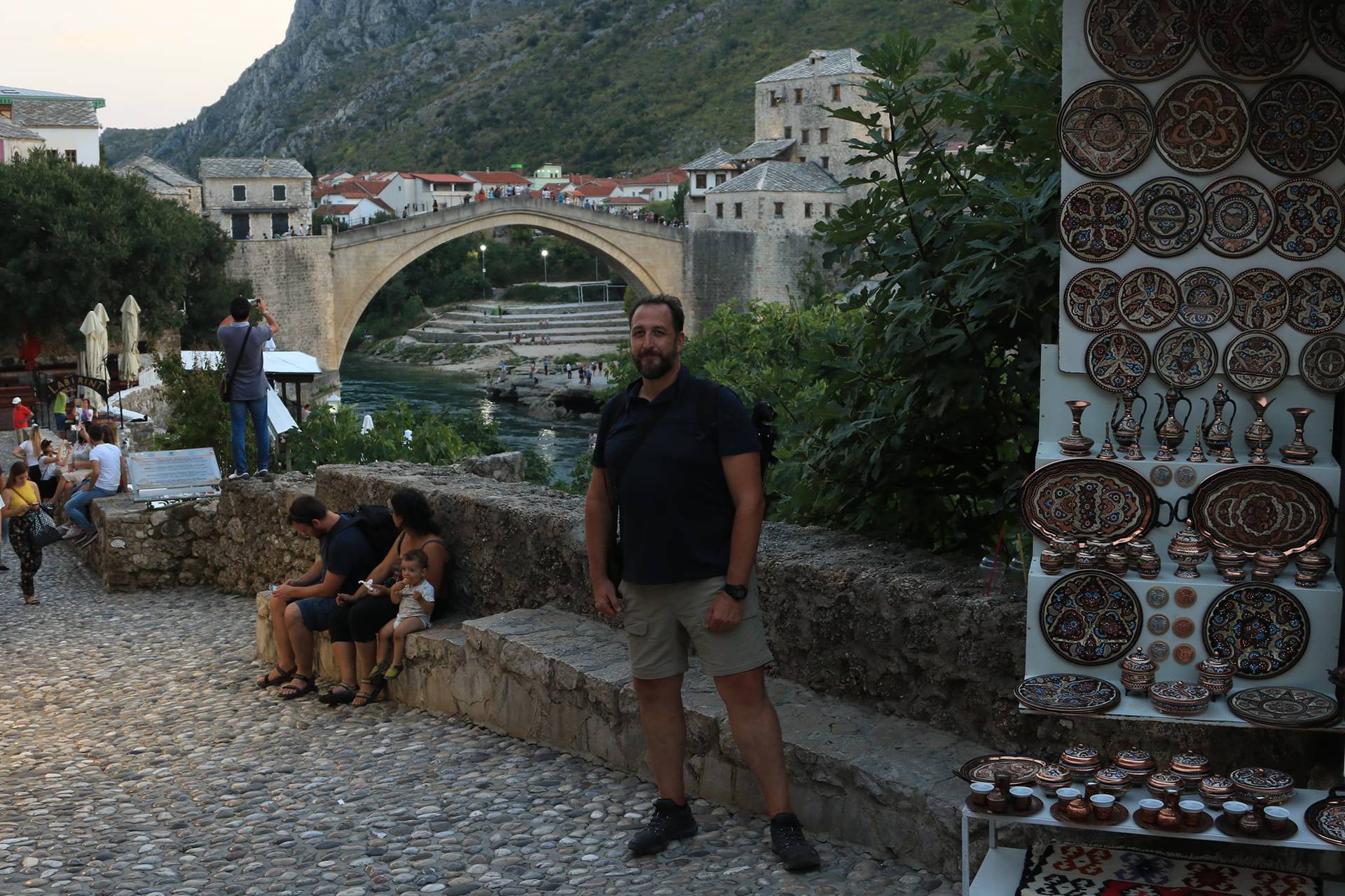 Španjolski vojnik preko Fejsa traži djecu iz Mostara s kojom se slikao tijekom ratnih godina