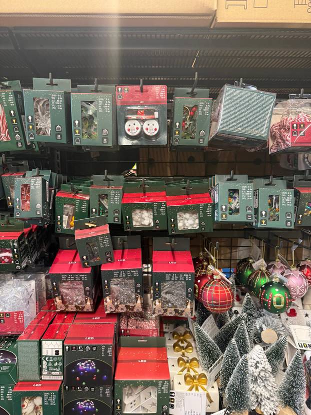 FOTO Trgovci su izvukli božićne ukrase! Pogledajte što se nudi, snježne kugle idu i za 74 eura...