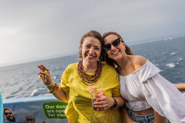 Split: Koncert u čast Oliveru Dragojeviću  na trajektu za Velu Luku