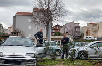 Dva auta sudarila se u Splitu, jedan je oštetio zaštitnu ogradu