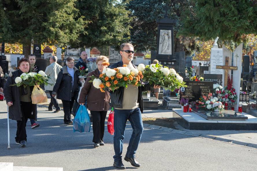 Dan je Svih svetih: Pogledajte fotografije s hrvatskih groblja