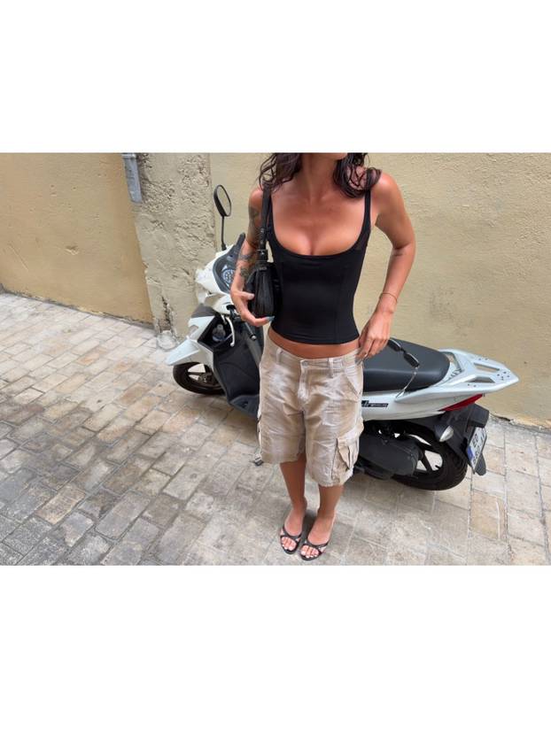 FOTO Sve nosi bez grudnjaka! Australka Eliza je cijela prirodna, kaže da voli slobodu
