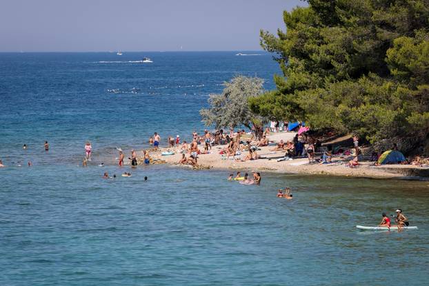 Zadar: Velik brok kupača na zadarskim plažama