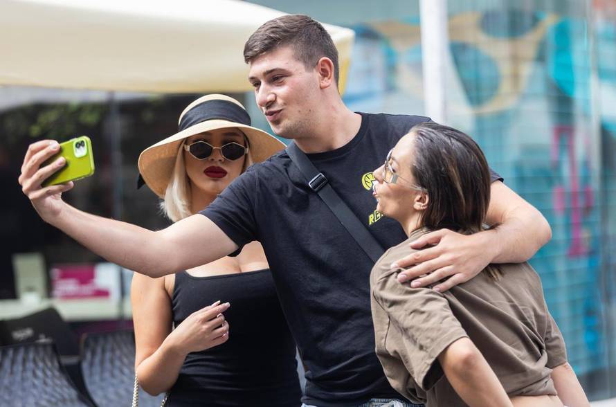 Zagreb: Sarah Seifert prošetala u društvu prijateljice centrom grada