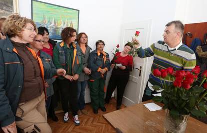 Šibenski direktor radnicama za Dan žena dijelio 300 kn i ruže 
