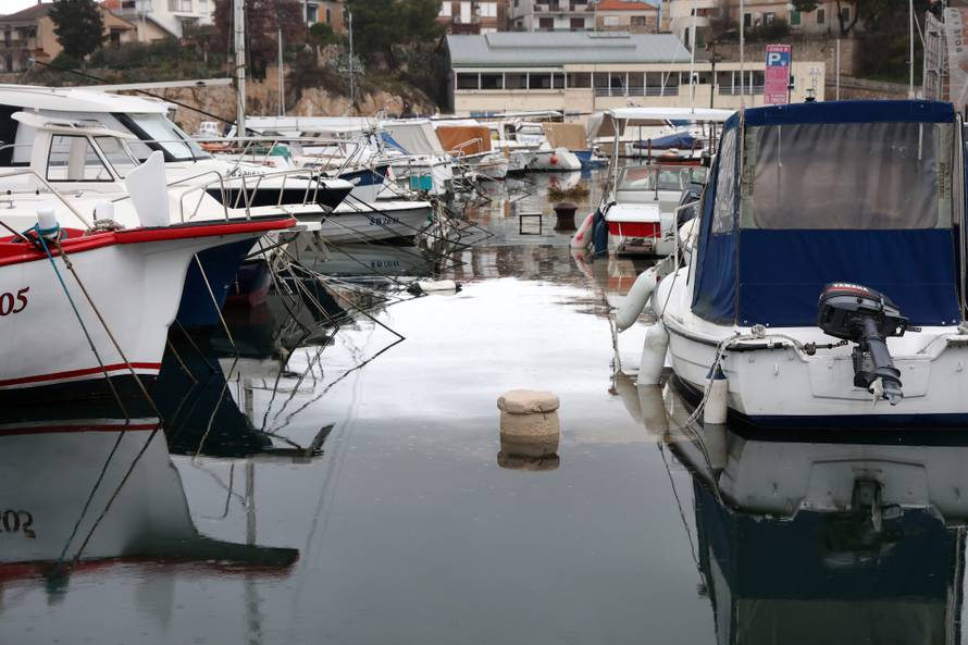 Šibenik: Jugo potopilo Dolac, cijela riva je pod morem