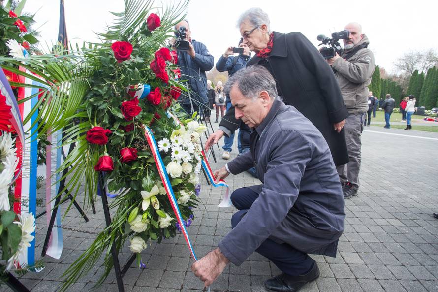 Vukovar: Na Memorijalnom groblju Milorad Pupovac poloÅ¾io vijenac kod spomen obiljeÅ¾ja