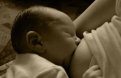 Dojenje bebu čuva od upale a majku od karcinoma maternice
