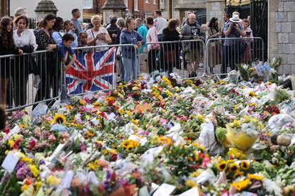 Mourners gather at Windsor Castle