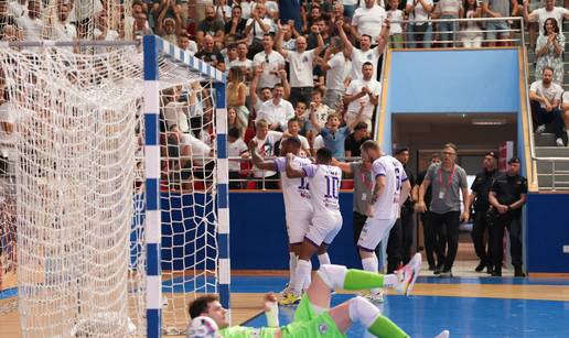 VIDEO Makarani slavili naslov, lokalnom poduzetniku poručili: 'E, sad to napravi s Hajdukom!'