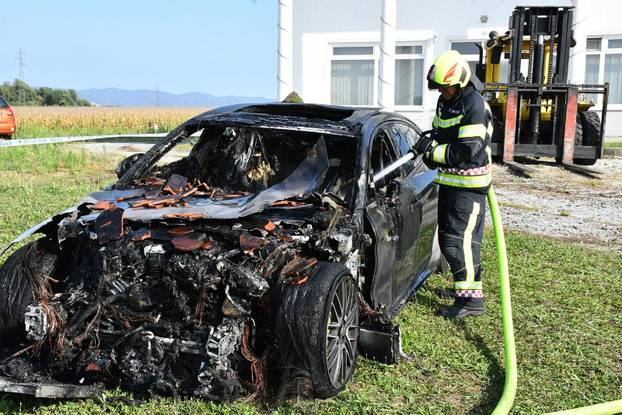 FOTO Izgorjeli skupocjeni auti kraj Požege: Viličarima ih iznosili da spriječe katastrofu