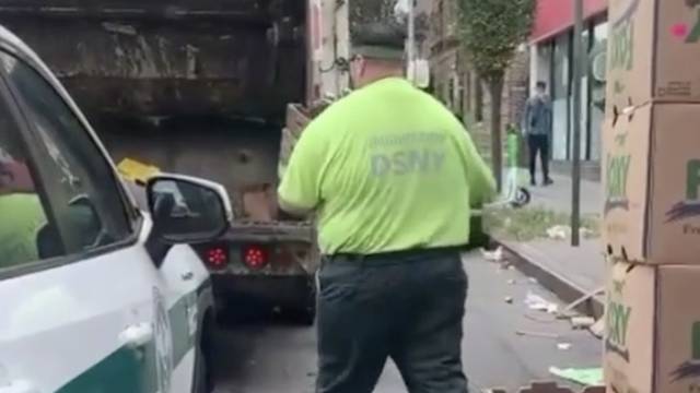 Radnici gradske čistoće bacali palete svježe hrane u smeće: Prolaznici ih nisu mogli spriječiti