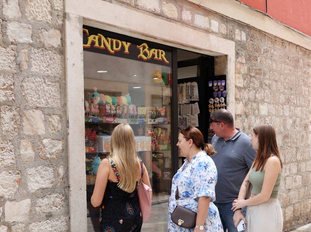 Šibenik: Ponuda suvenira u suvenirnici