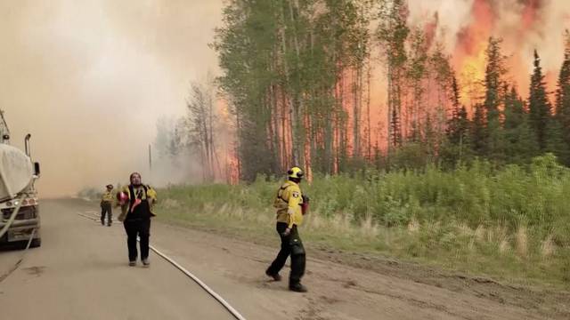 Borba s vatrenom stihijom: Tisuće vatrogasaca gase ogromne požare u Kanadi