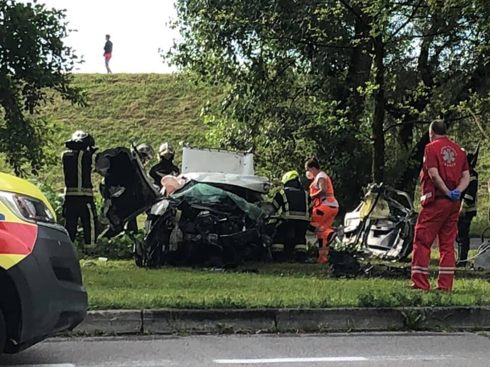 Stravična nesreća na Jarunu: Jedan mrtav u smrskanom autu