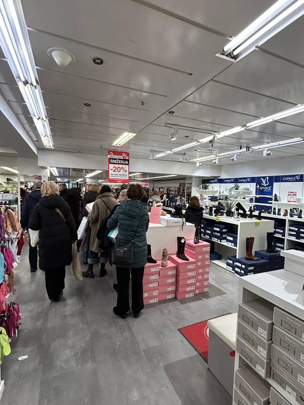 FOTO Velika rasprodaja zbog zatvaranja Name: 'Dućani su krcati, ovako nije niti za Božić'