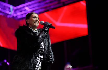 Nina Badrić pjevala u Banjoj Luci i očarala publiku stajlingom