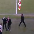 VIDEO Ludnica na kraju susreta Arsenal - Atletico. Simeone je nasrnuo na biv&scaron;eg suradnika...