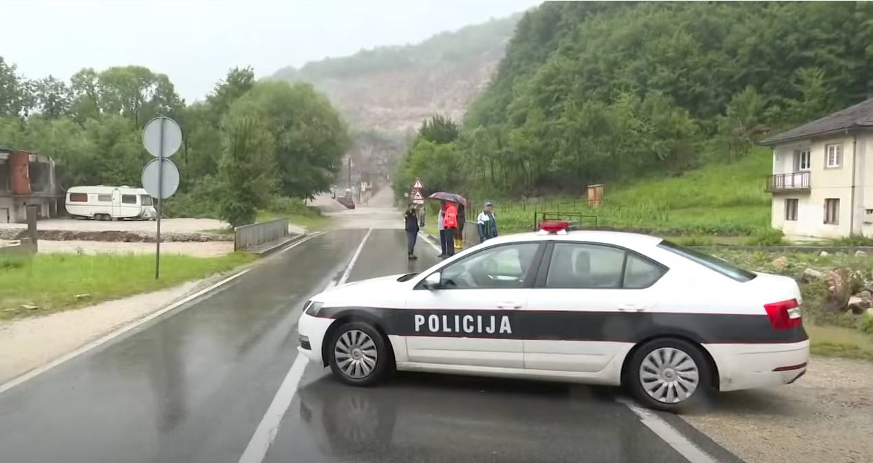 Izvanredno stanje u BiH: Veliko klizište prekinulo je put prema Tuzli, brojne kuće su potopljene