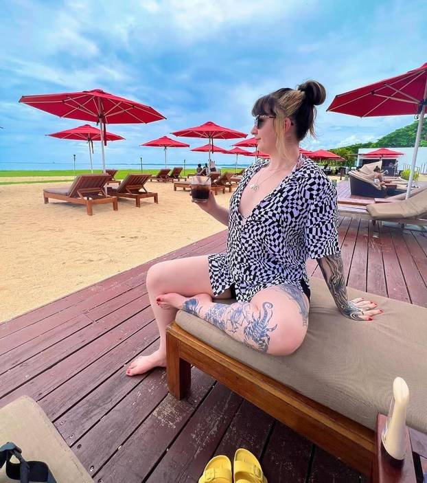 FOTO Ona je visoka 188 cm, a on svega 89 cm. Ljubavni su par: 'U krevetu smo svi iste visine'