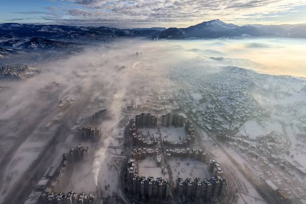 Pogled iz zraka na Sarajevo obavijeno maglom i smogom