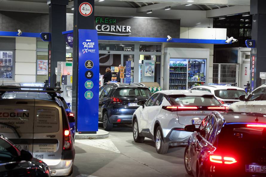 Zagreb: Gužve na benzskim postajama zbog najavljenog poskupljenja 
